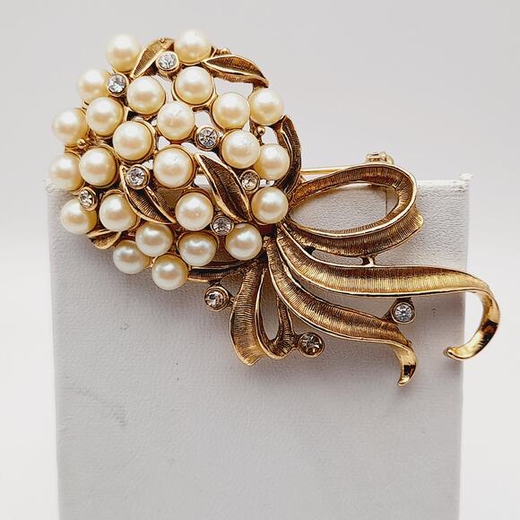 Vintage Floral Bouquet Faux Pearls Clear Rhinestones Gold Tone Brooch - Picture 5 of 7